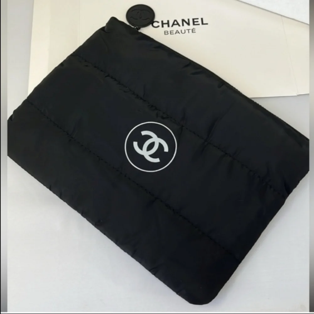 Nylon Novelty Essential Pouch And iPad Holder For Protection - Picture 2 of 7